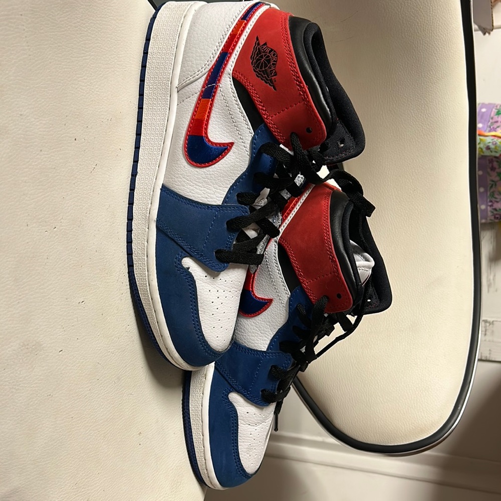 Air Jordan 1 mids 5.5 Youth. Worn once. Like new